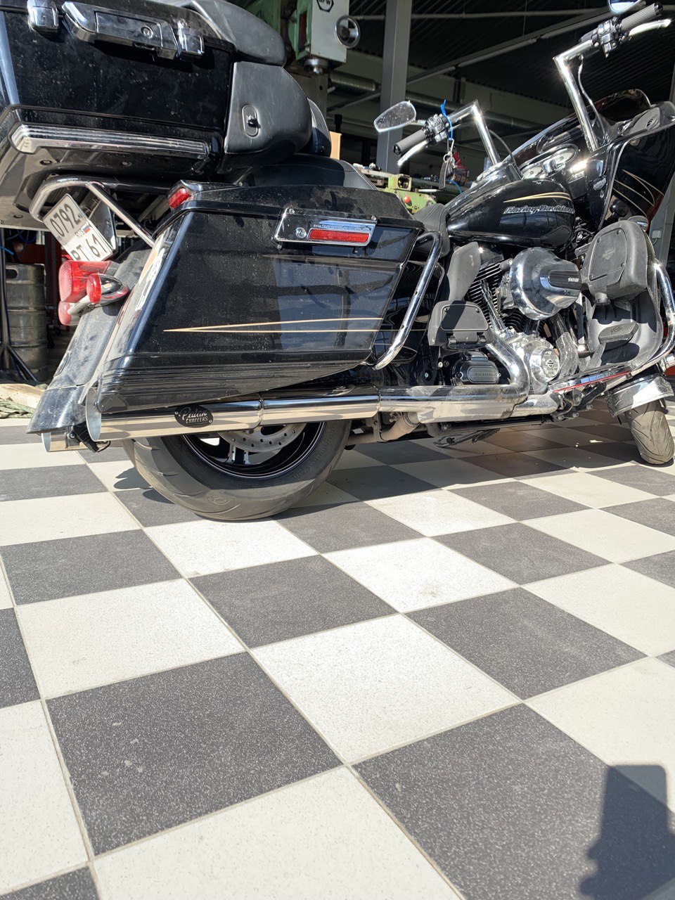 HD Road Glide Exhaust system with two noise modes